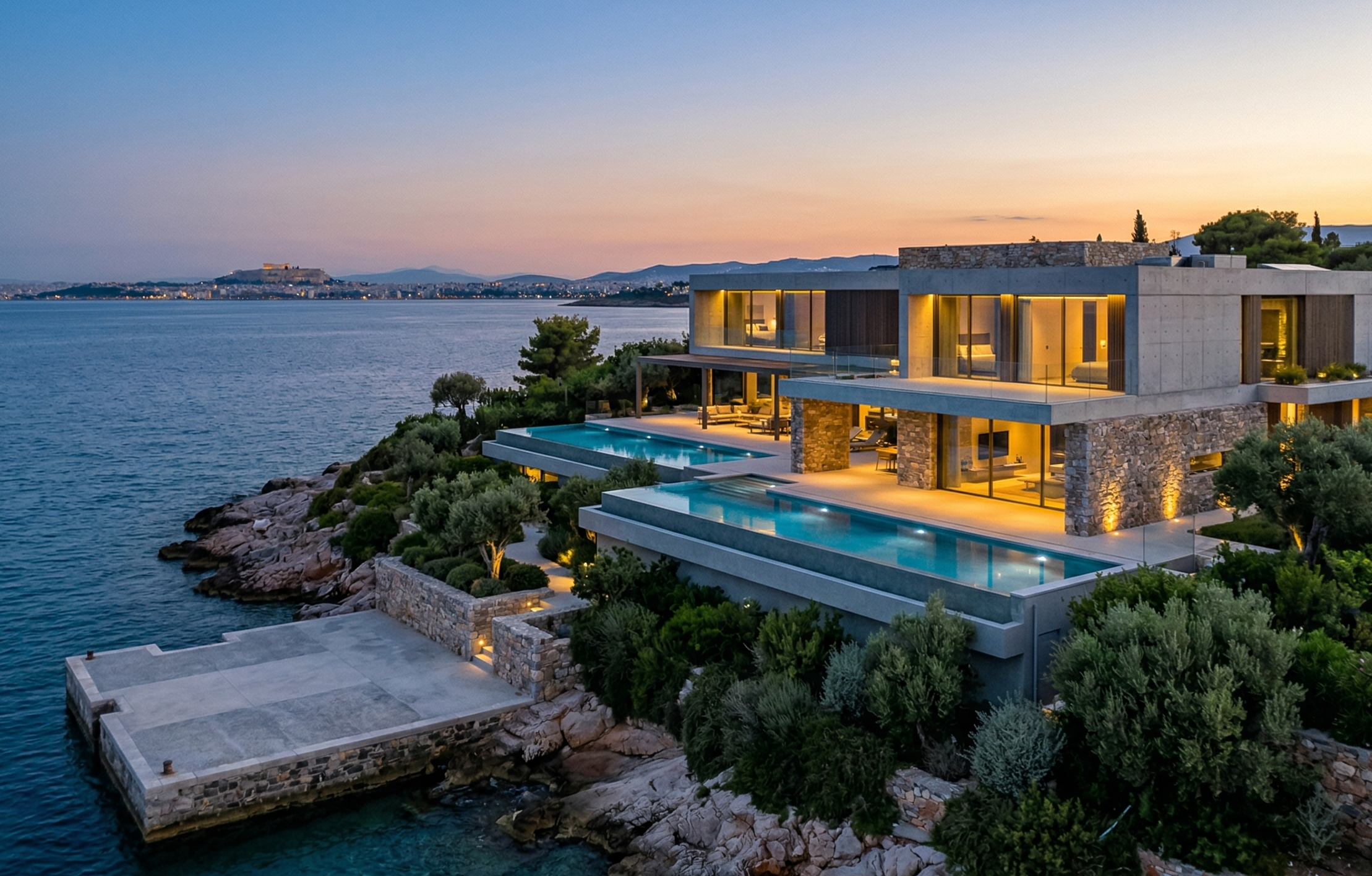 Πολυτελής παραθαλάσσια βίλα στην Αθηναϊκή Ριβιέρα με πισίνες infinity και θέα στο ηλιοβασίλεμα.